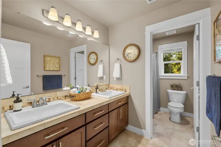 Upstairs full guest bathroom. Dual vanity, ceramic tile w/shower & tub!