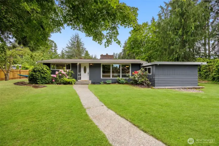 Large, fully fenced front yard