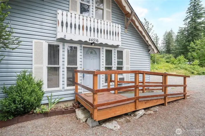 Easy-access ramp makes moving items in and out a breeze. Easy-access ramp makes moving items in and out a breeze.