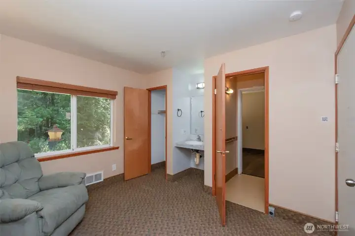 Shared half bathroom unit Shared half bathroom unit