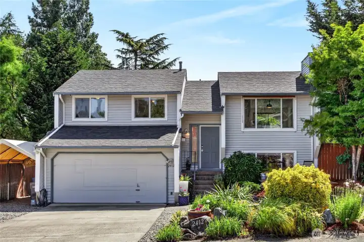 Welcome home to this spacious home located in the Morning Crest neighborhood of Auburn's West Hill. You will love that it is situated at dead end street, and with additional covered parking for a car, RV or boat.