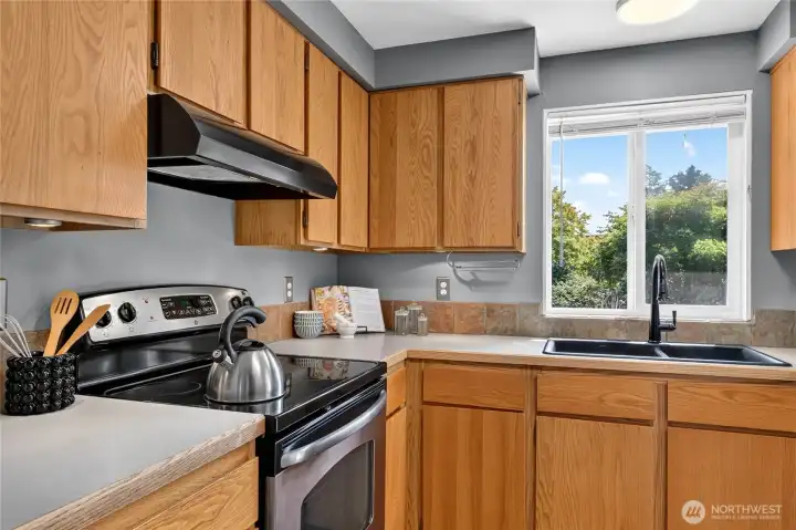 Kitchen also has a nice tiled backsplash!