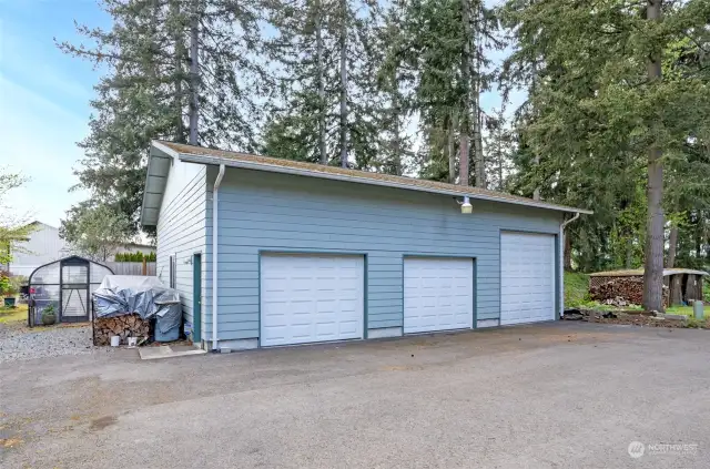 Detached garage/shop covering 1280 square feet, perfect for indulging in creative pursuits or casual tinkering. It's insulated and equipped with a 200 Amp service.
