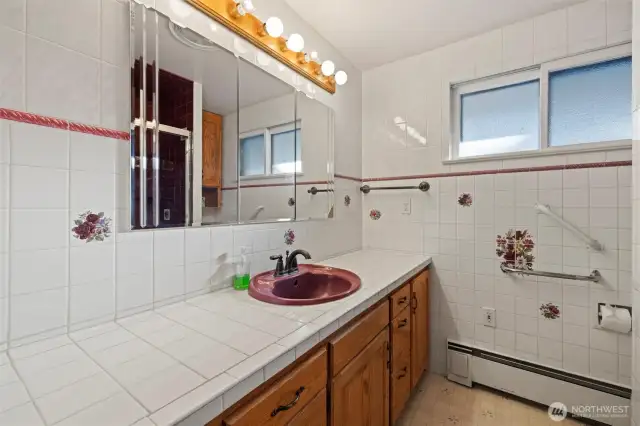 Main floor bathroom w/ tub/shower