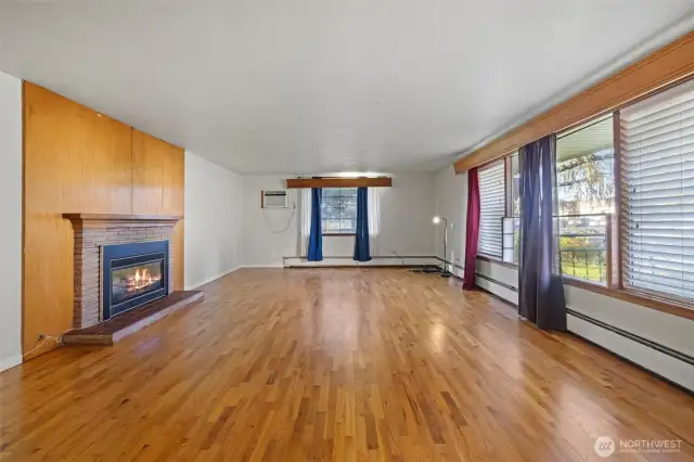 Living room w/ gas fireplace
