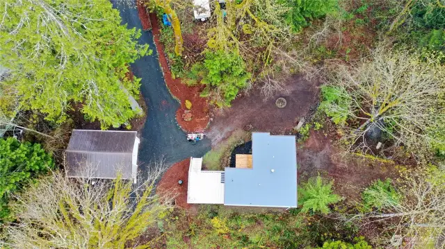 Notice the fresh Gravel and New Roof!