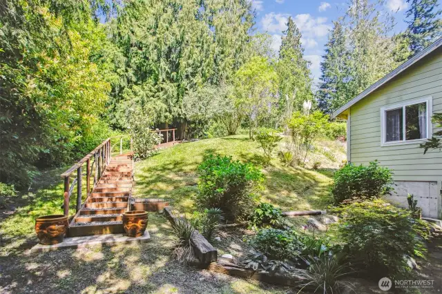 Side of house & stairwat to the large upper yard.