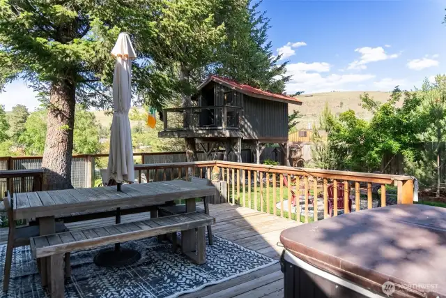 The ultimate dimension for outdoor living... sweet wood deck for dining al fresco and watching the stars from the hot tub!
