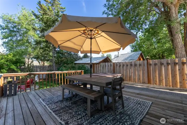 Extend living space outdoors on onto spacious deck. Close to ski trails, Winthrop