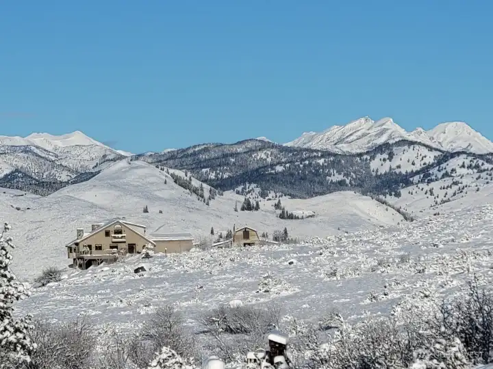 Winter is the epitome of the brilliant white wonderland of all things recreation with many miles of groomed ski trails, snow biking, snowshoeing fun!