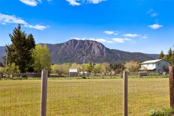 Beautiful Peoh Point location, minutes to town.