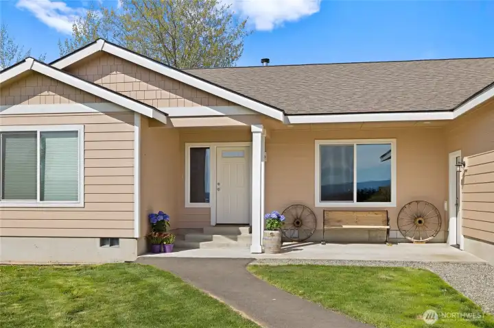 Cute covered patio front & back