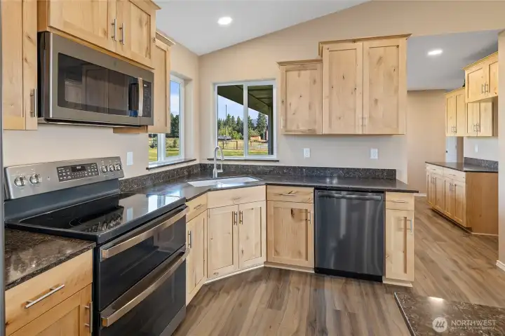 Gorgeous wood cabs & laminate hardwood floors.