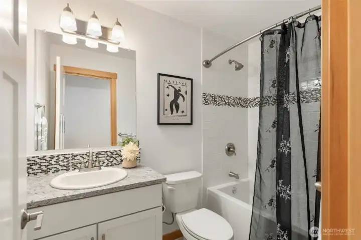 Full main level guest bath