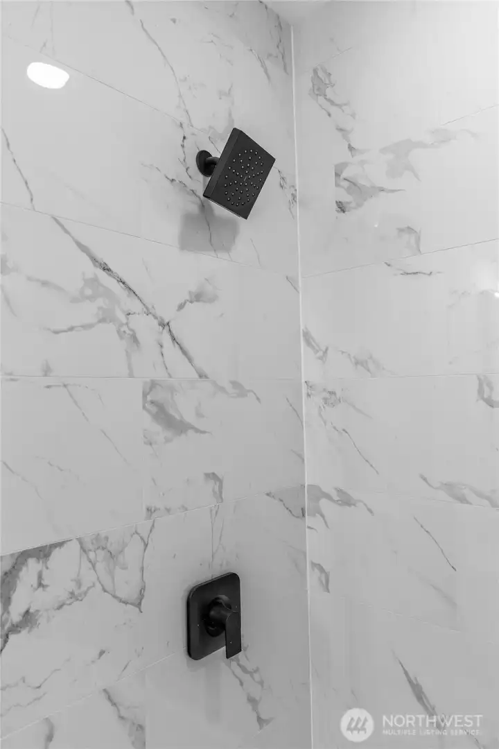 BEAUTIFUL TILE SURROUND