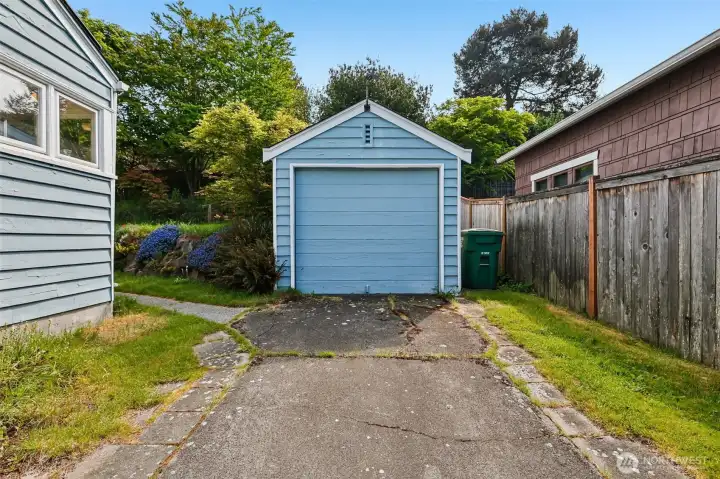 Detached garage