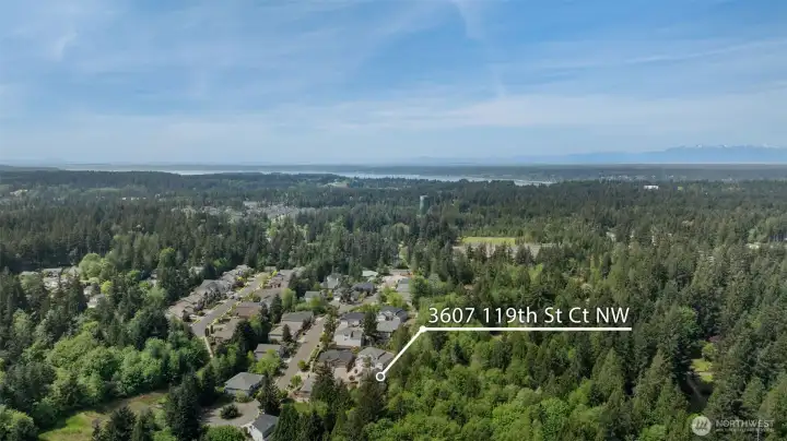 Close to downtown and Harbor Hill amenities