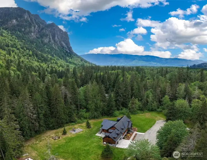 Ultimate privacy with nature at your fingertips. Ultimate privacy with nature at your fingertips.
