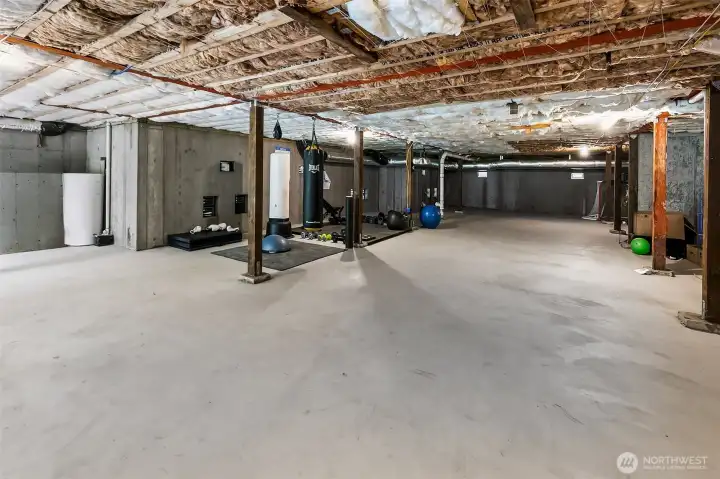Full ceiling basement is a blank canvas; use it for storage, workouts, or build it out in the future. Easy to heat this space (the ducts are right there). Full ceiling basement is a blank canvas; use it for storage, workouts, or build it out in the future. Easy to heat this space (the ducts are right there).
