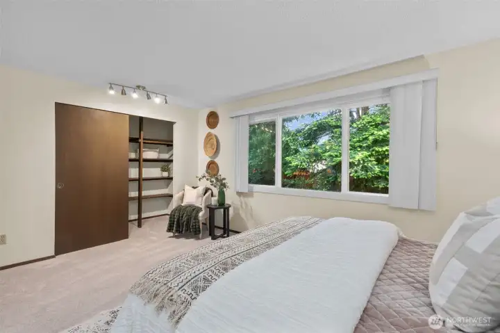 Primary bedroom on main level offers plenty of space for a king sized bed! Primary bedroom on main level offers plenty of space for a king sized bed!