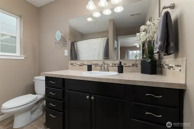 Full guest hall bath.