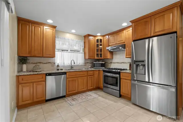 Newer stainless steel appliances and granite countertops