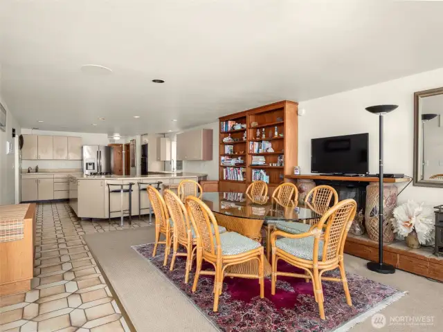 Casual dining are in kitchen