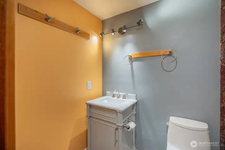 Another view of the full bath.