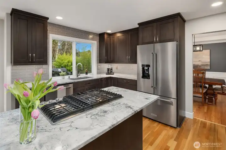 Casual Dining area to kitchen