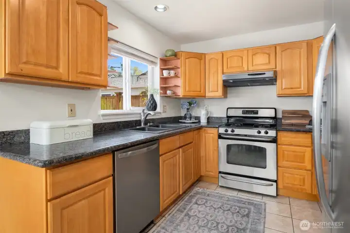 This well laid out kitchen features gas cooking and low maintenance quartz countertops.