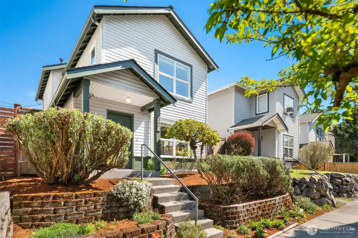 This is one of the best in-city neighborhoods around with it's proximity to rail, parks and the heart of the city.