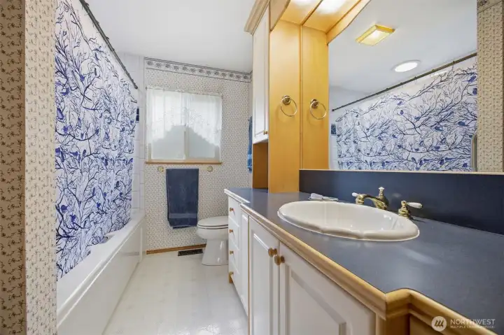 Bathroom on the upper level complete with a jetted tub. Bathroom on the upper level complete with a jetted tub.