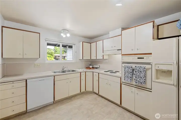 The Kitchen has plenty of cabinets and counters! The Kitchen has plenty of cabinets and counters!