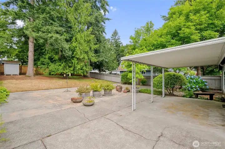 Plenty of room to entertain! Great space for raised gardens. Plenty of room to entertain! Great space for raised gardens.