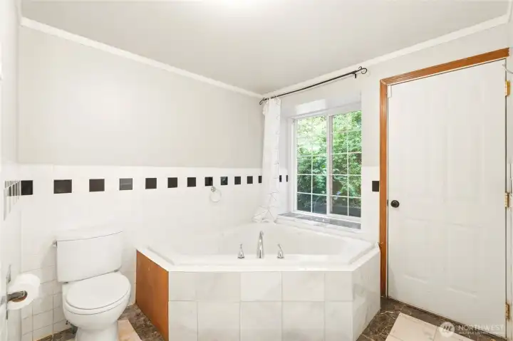 Primary bathroom with jetted soaking tub for relaxation after your day on the lake. Primary bathroom with jetted soaking tub for relaxation after your day on the lake.