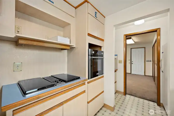Entry has good site lines to the kitchen.