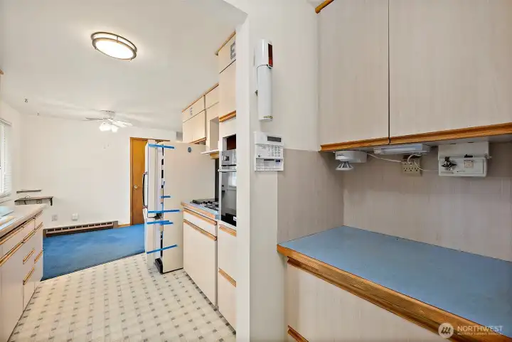 From the entry room you have this space that could be converted to panties on both sides, additional appliance.