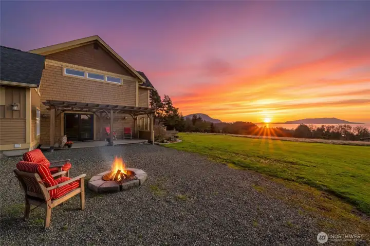 Easy indoor/outdoor flow from the main floor great for grilling right off the kitchen, soaking in the views over a fire, listening to the birds sing with your morning coffee... Easy indoor/outdoor flow from the main floor great for grilling right off the kitchen, soaking in the views over a fire, listening to the birds sing with your morning coffee...