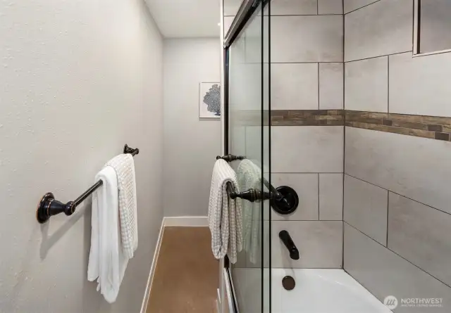 Beautiful tub and shower in the full bathroom.