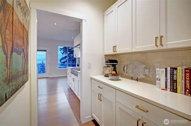 Butler's Pantry Off Kitchen w/ More Custom Features~
