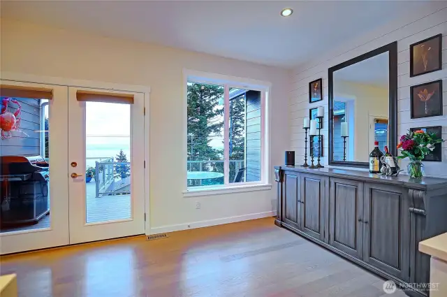 Breakfast Nook w/ Indoor/Outdoor Living~
