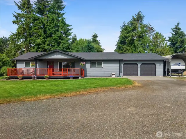 Wide driveway w/ turn around space