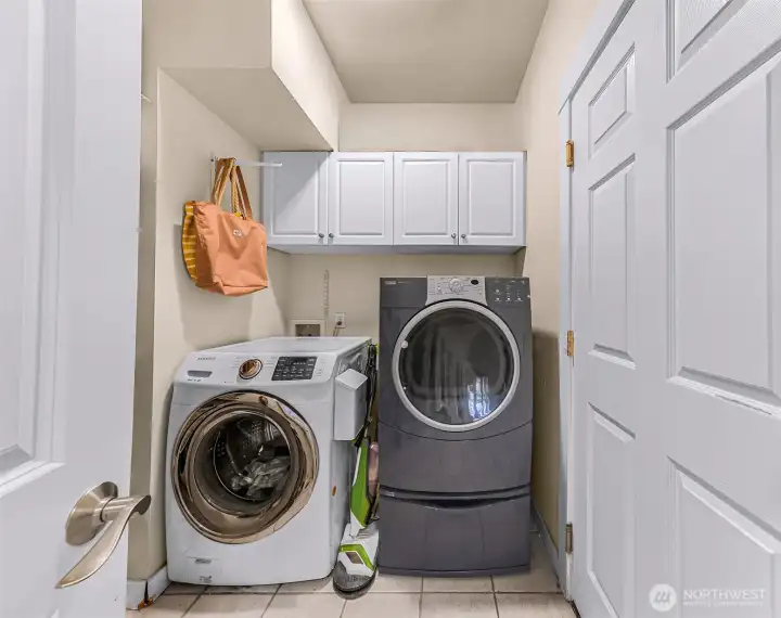 Laundry room offering plenty of space