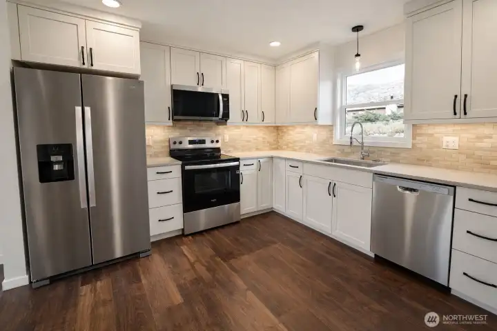 Slow-closed cabinetry, under cabinet lighting, SS appliances