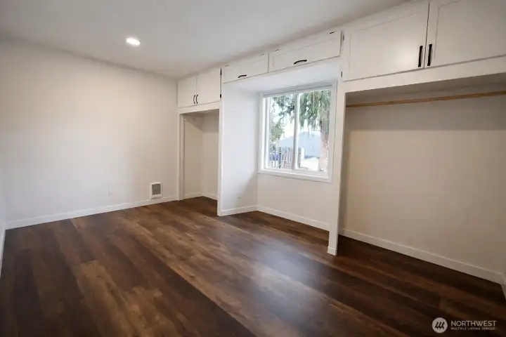 Guest bedroom (view 2)