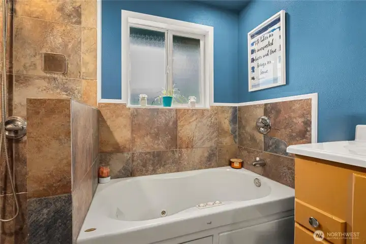 Jetted tub to relax on those stressful days at work.