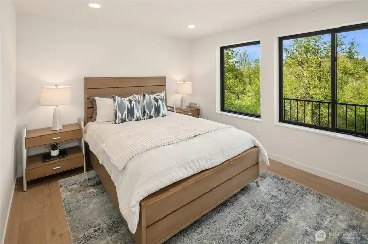 Large en suite bedroom facing the botanical gardens for privacy