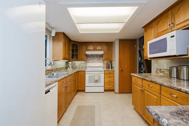 Granite counter tops, title floors.