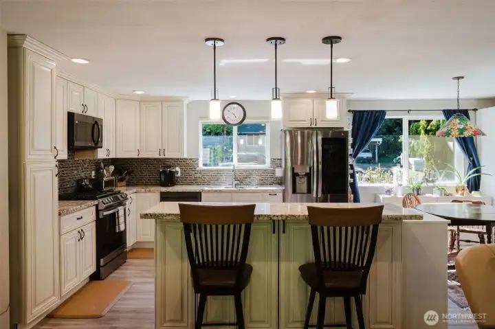 Open Kitchen w/Bar Seating