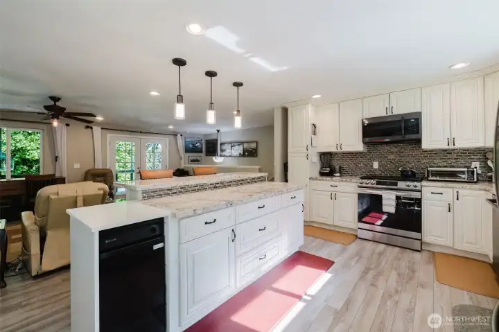 Kitchen Island Extends the Prep Space